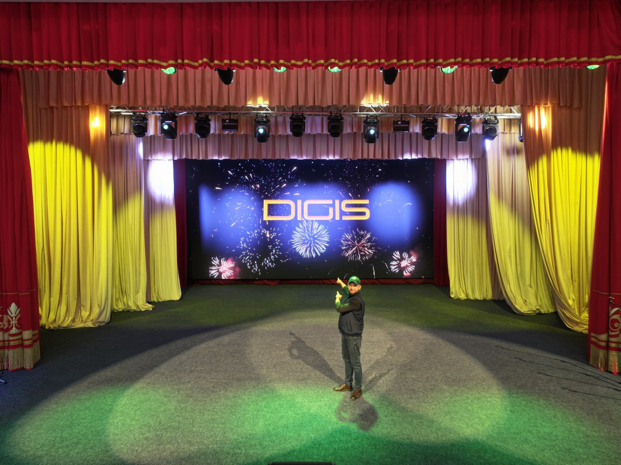 Оснащение концертного зала звуком, светом и LED-экраном - дом Культуры